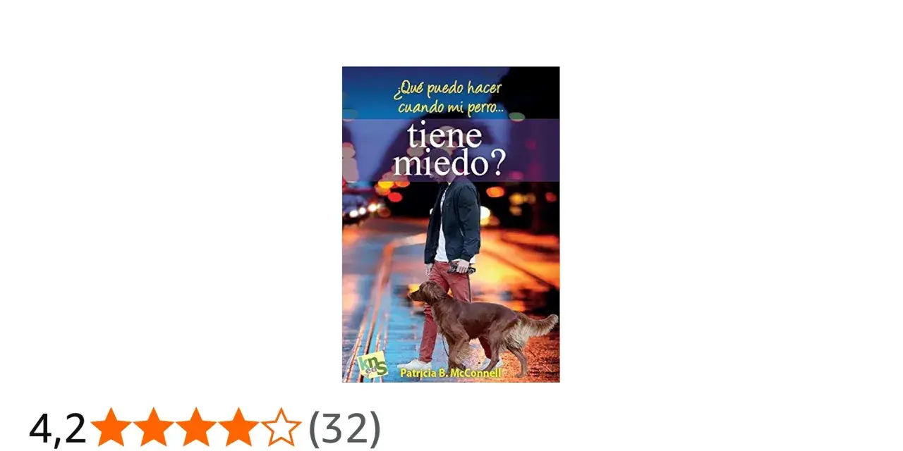 Un hombre pasea a su perro, que parece asustado. El libro "¿Qué puedo hacer cuando mi perro tiene miedo?" ayuda a entender por qué me odia si no le he hecho nada.