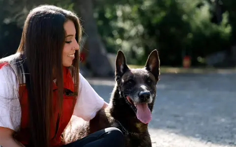 Una chica sonríe mientras acaricia a su perro, pero él parece ajeno, como si mi perro me ignorara.