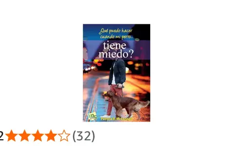 Un hombre pasea a su perro, que parece asustado. El libro "¿Qué puedo hacer cuando mi perro tiene miedo?" ayuda a entender por qué me odia si no le he hecho nada.