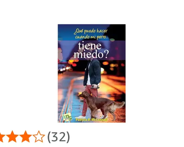 Un hombre pasea a su perro, que parece asustado. El libro "¿Qué puedo hacer cuando mi perro tiene miedo?" ayuda a entender por qué me odia si no le he hecho nada.
