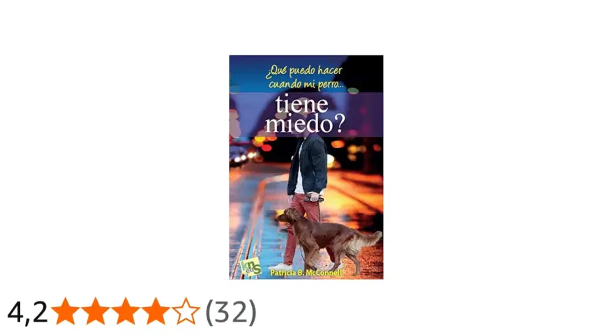 Un hombre pasea a su perro, que parece asustado. El libro "¿Qué puedo hacer cuando mi perro tiene miedo?" ayuda a entender por qué me odia si no le he hecho nada.