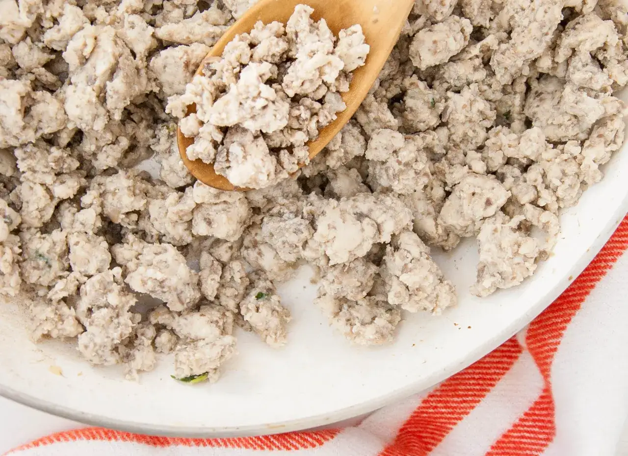 Carne molida cocida en sartén, ideal para una dieta casera para perros con diabetes.