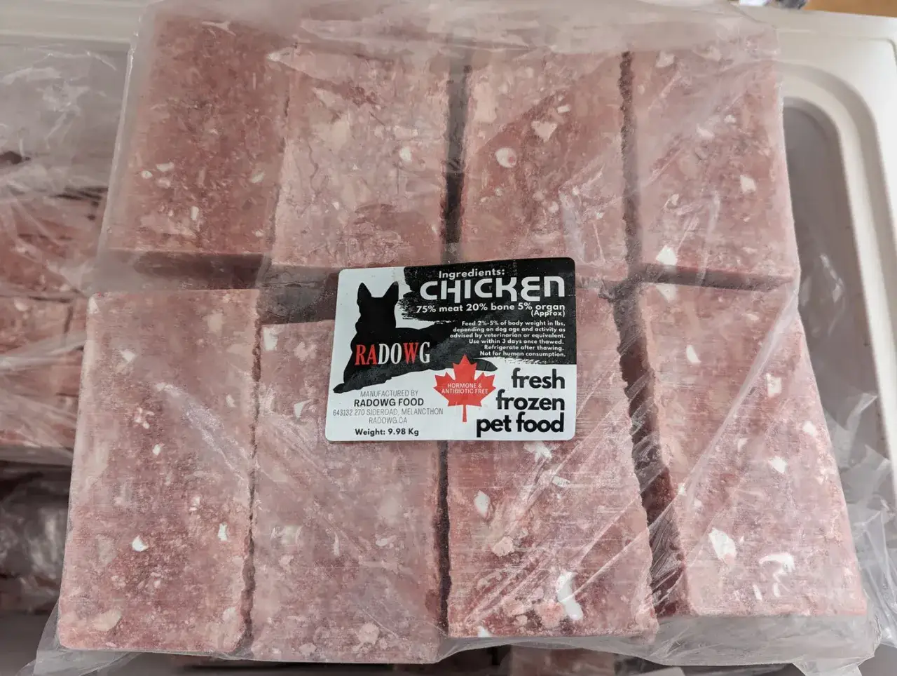 Bloques congelados de comida para perros, ideal para una dieta barf perros casera. Contiene pollo, hueso y órganos.